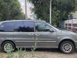 Kia Carnival 2005 года за 4 900 000 тг. в Актобе – фото 2