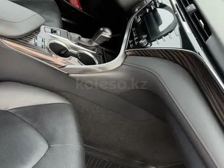 Toyota Camry 2021 года за 14 500 000 тг. в Караганда – фото 3