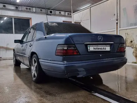 Mercedes-Benz E 220 1993 года за 1 600 000 тг. в Караганда – фото 5