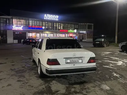 Mercedes-Benz E 220 1993 года за 1 650 000 тг. в Тараз – фото 4