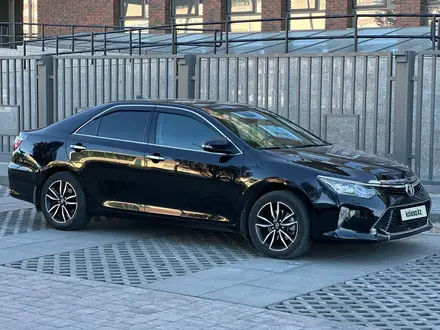 Toyota Camry 2017 года за 11 900 000 тг. в Актобе