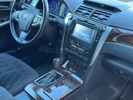 Toyota Camry 2017 года за 11 900 000 тг. в Актобе – фото 5