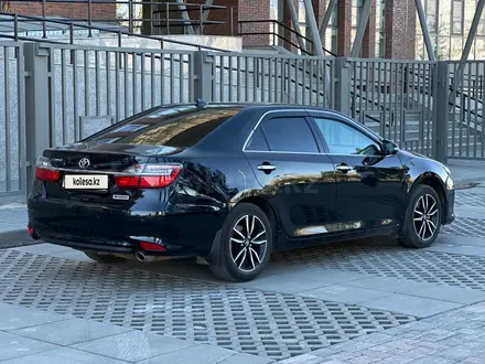 Toyota Camry 2017 года за 11 900 000 тг. в Актобе – фото 8