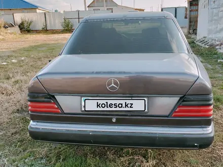 Mercedes-Benz E 200 1991 года за 1 700 000 тг. в Актобе – фото 4