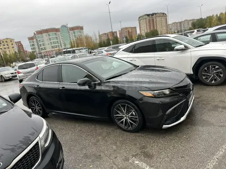 Toyota Camry 2021 года за 11 900 000 тг. в Актобе – фото 2