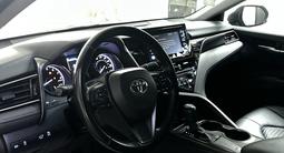 Toyota Camry 2021 года за 11 600 000 тг. в Актобе – фото 5
