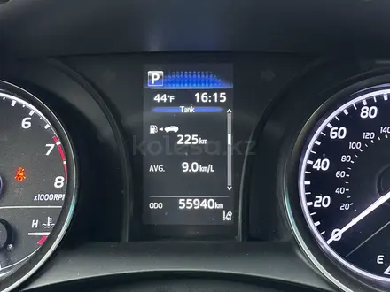 Toyota Camry 2021 года за 11 900 000 тг. в Актобе – фото 4