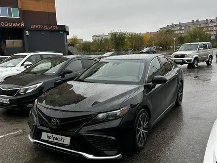 Toyota Camry 2021 года за 11 900 000 тг. в Актобе – фото 3