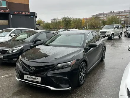 Toyota Camry 2021 года за 11 900 000 тг. в Актобе