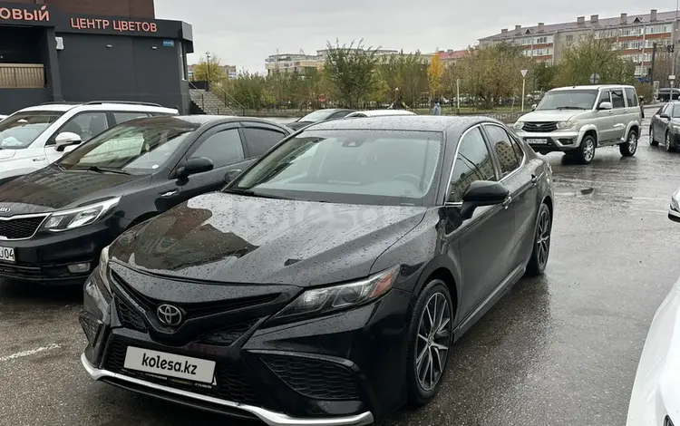 Toyota Camry 2021 года за 11 900 000 тг. в Актобе