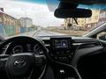 Toyota Camry 2021 года за 11 900 000 тг. в Актобе – фото 5