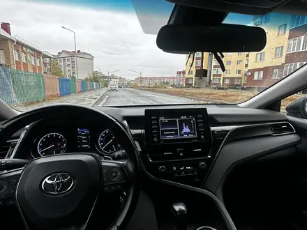 Toyota Camry 2021 года за 11 900 000 тг. в Актобе – фото 5