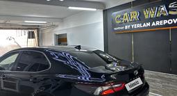 Toyota Camry 2021 года за 11 600 000 тг. в Актобе – фото 4