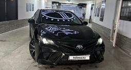 Toyota Camry 2021 года за 11 600 000 тг. в Актобе – фото 2