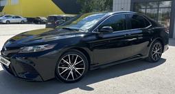 Toyota Camry 2021 года за 11 600 000 тг. в Актобе