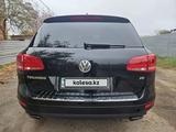 Volkswagen Touareg 2012 года за 6 500 000 тг. в Астана – фото 2