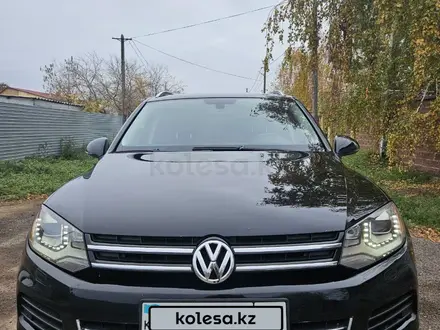 Volkswagen Touareg 2012 года за 11 500 000 тг. в Астана – фото 2