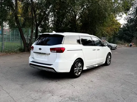 Kia Carnival 2016 года за 10 500 000 тг. в Алматы – фото 7