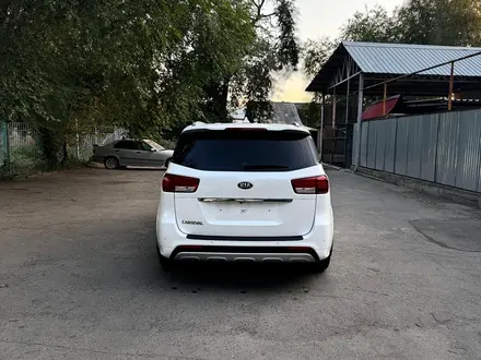 Kia Carnival 2016 года за 10 500 000 тг. в Алматы – фото 8