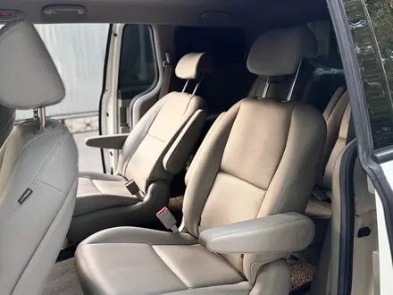 Kia Carnival 2016 года за 10 500 000 тг. в Алматы – фото 9