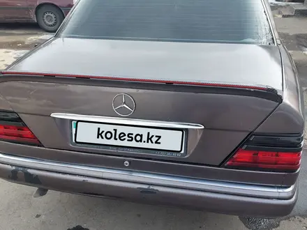 Mercedes-Benz E 220 1993 года за 1 800 000 тг. в Тараз – фото 2