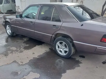 Mercedes-Benz E 220 1993 года за 1 800 000 тг. в Тараз – фото 3