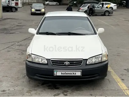 Toyota Camry 2000 года за 2 150 000 тг. в Алматы – фото 2