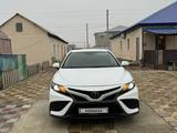 Toyota Camry 2021 года за 14 000 000 тг. в Атырау – фото 2