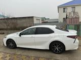 Toyota Camry 2021 года за 14 000 000 тг. в Атырау – фото 3