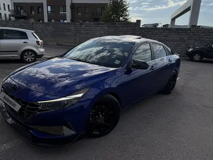 Hyundai Elantra 2022 года за 9 800 000 тг. в Алматы