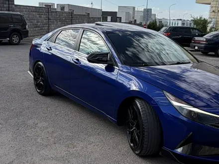 Hyundai Elantra 2022 года за 9 800 000 тг. в Алматы – фото 4