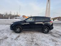 Toyota RAV4 2017 годаfor11 800 000 тг. в Астана