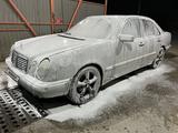 Mercedes-Benz E 230 1998 года за 2 700 000 тг. в Атырау – фото 4