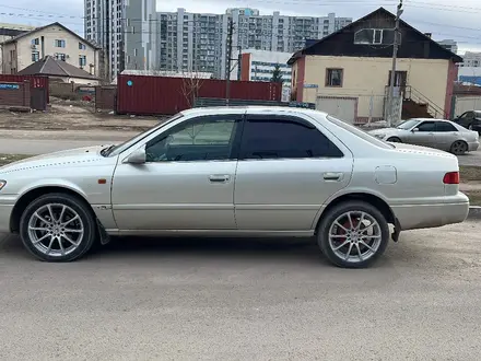 Toyota Camry 2000 года за 3 000 000 тг. в Астана – фото 3