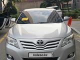 Toyota Camry 2011 года за 7 450 000 тг. в Атырау – фото 2