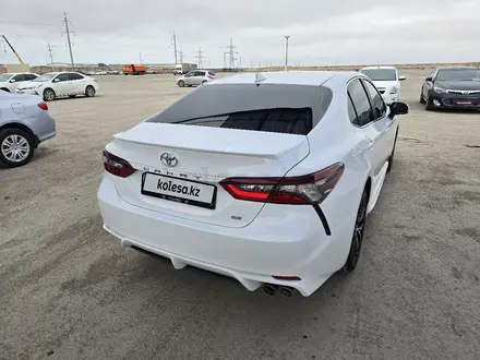 Toyota Camry 2021 года за 15 500 000 тг. в Актау – фото 5