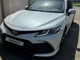 Toyota Camry 2022 года за 13 800 000 тг. в Уральск – фото 2