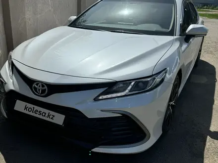 Toyota Camry 2022 года за 14 500 000 тг. в Уральск – фото 2