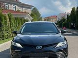 Toyota Camry 2021 года за 17 500 000 тг. в Астана – фото 2