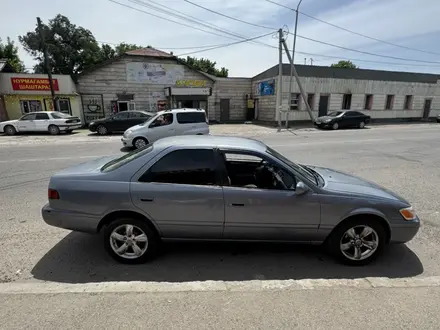 Toyota Camry 2000 года за 2 550 000 тг. в Алматы – фото 2