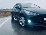 Hyundai Solaris 2022 года за 7 500 000 тг. в Актау – фото 2