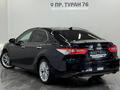 Toyota Camry Luxe 2018 года за 16 300 000 тг. в Астана – фото 2