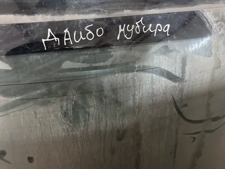 Стекло заднии кузовной Нубира за 15 000 тг. в Алматы