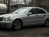 Mercedes-Benz C 200 2001 годаүшін2 950 000 тг. в Усть-Каменогорск – фото 3