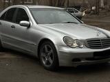 Mercedes-Benz C 200 2001 годаfor2 850 000 тг. в Усть-Каменогорск – фото 4