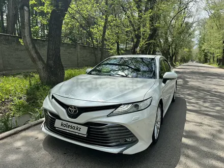 Toyota Camry 2018 года за 16 700 000 тг. в Алматы – фото 2