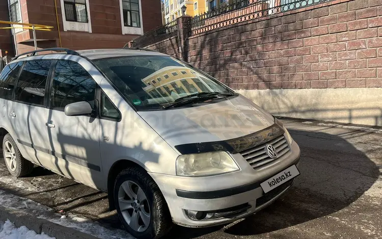 Volkswagen Sharan 2004 года за 3 000 000 тг. в Алматы