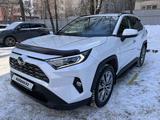 Toyota RAV4 2021 года за 17 900 000 тг. в Алматы