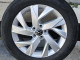Диски оригинальные VW Tiguan II с шинами за 400 000 тг. в Астана – фото 2