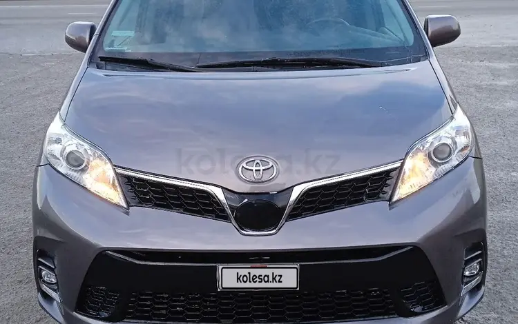 Toyota Sienna 2015 годаfor9 000 000 тг. в Атырау